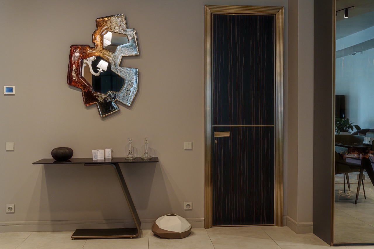Дверь межкомнатная Longhi Aluminium Chic 01 Дверь межкомнатная Longhi Aluminium Chic 01 (Италия)